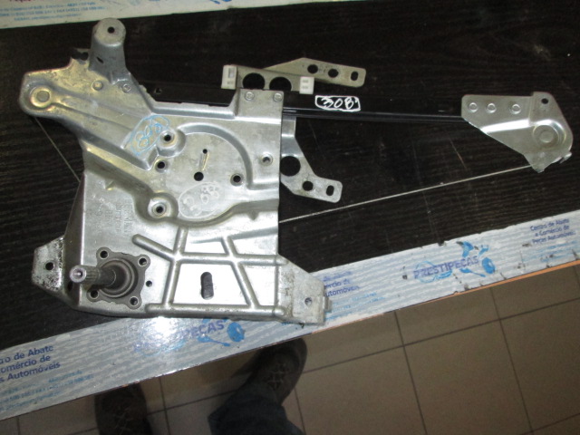 Elevador manual AUDI A4 1999 4P TE